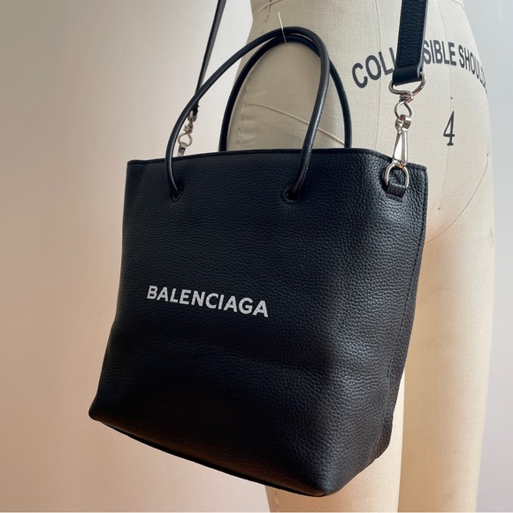 BALENCIAGA Black Leather Bucket Bag Crossbody - Picture 1 of 6